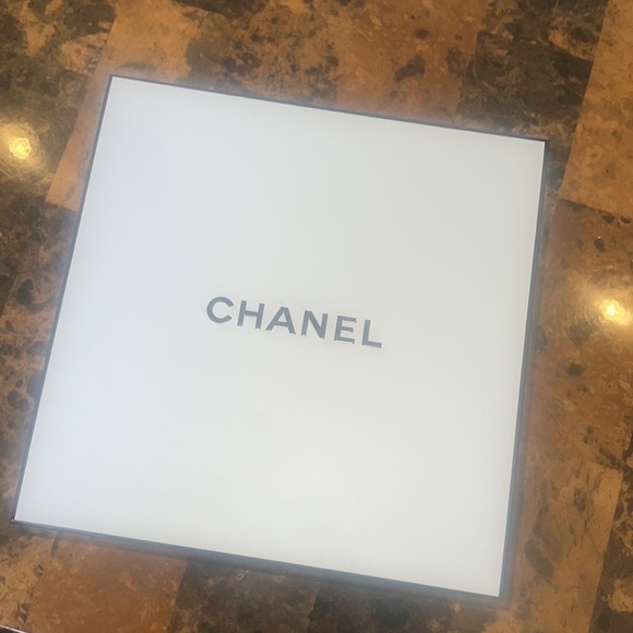 Chanel box bag and wrapping - Picture 4 of 10